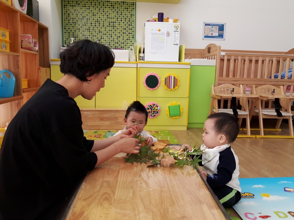 가을 나뭇잎을 탐색해보아요 - 시간제보육실