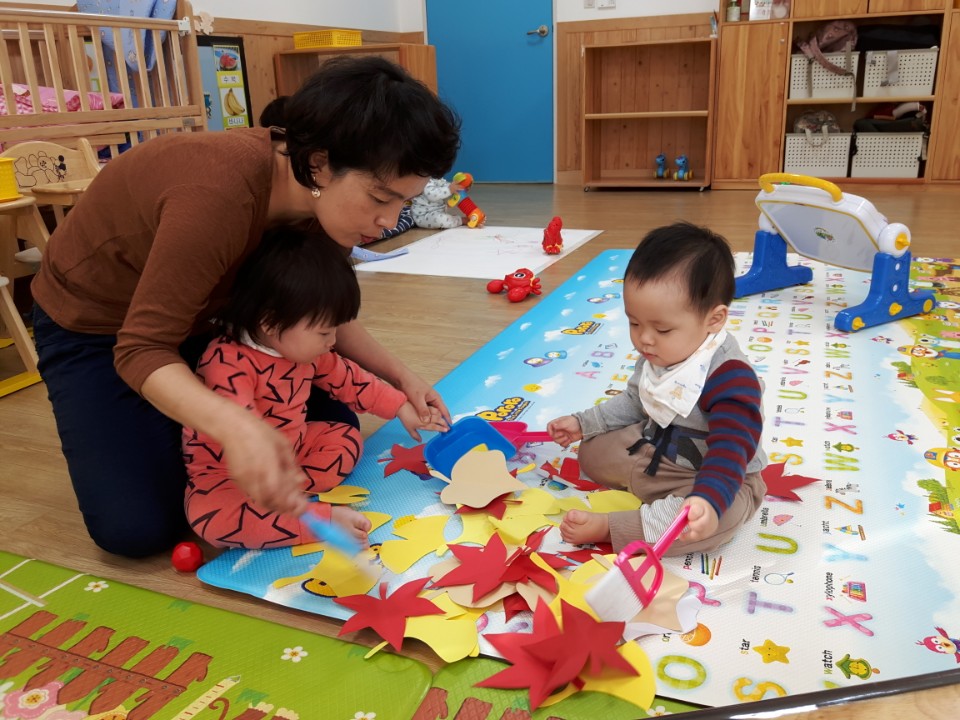 종이낙엽으로 놀아요 - 시간제보육실