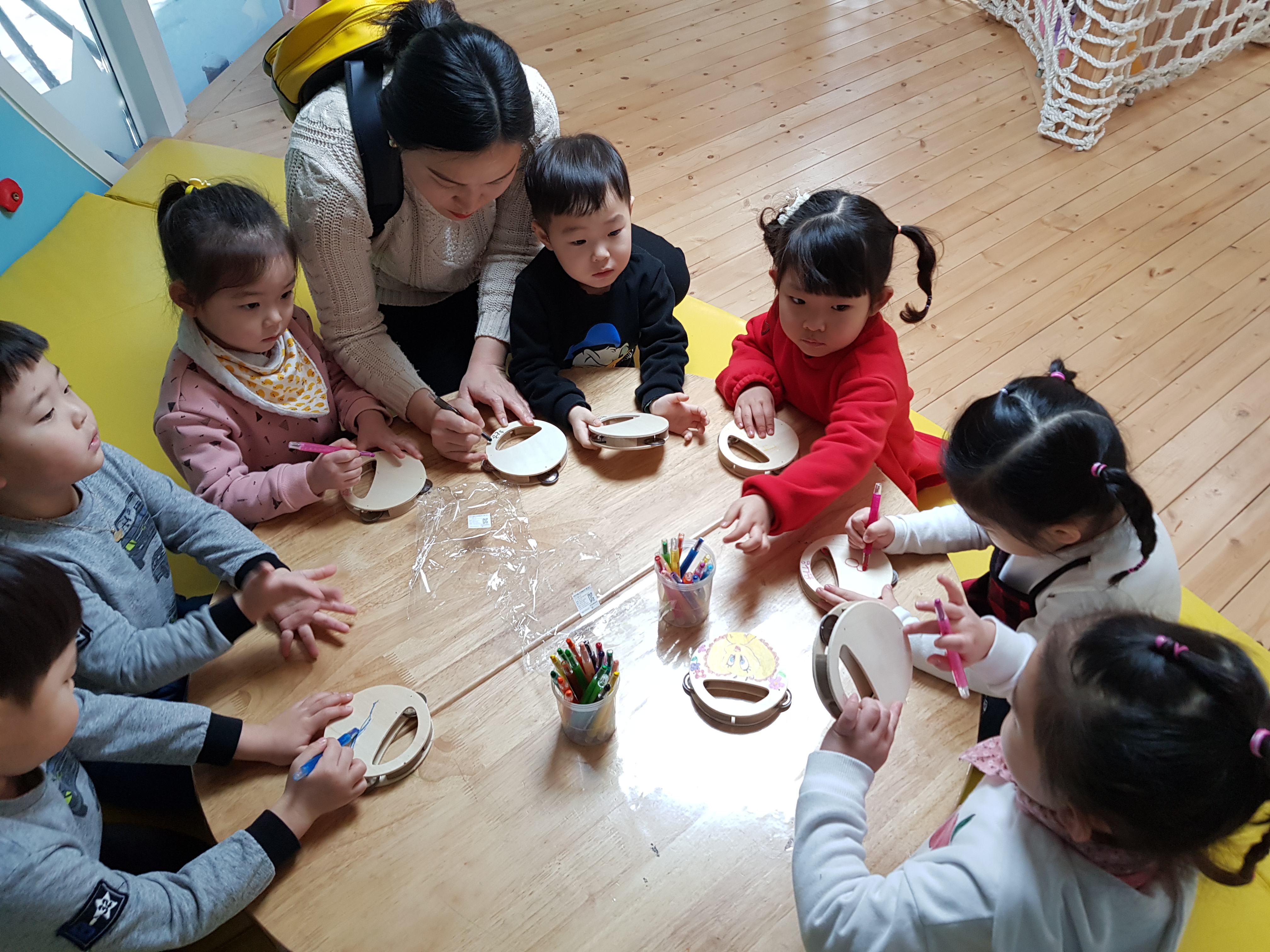 어린이집 친구들이 탬버린을 꾸며요~~~