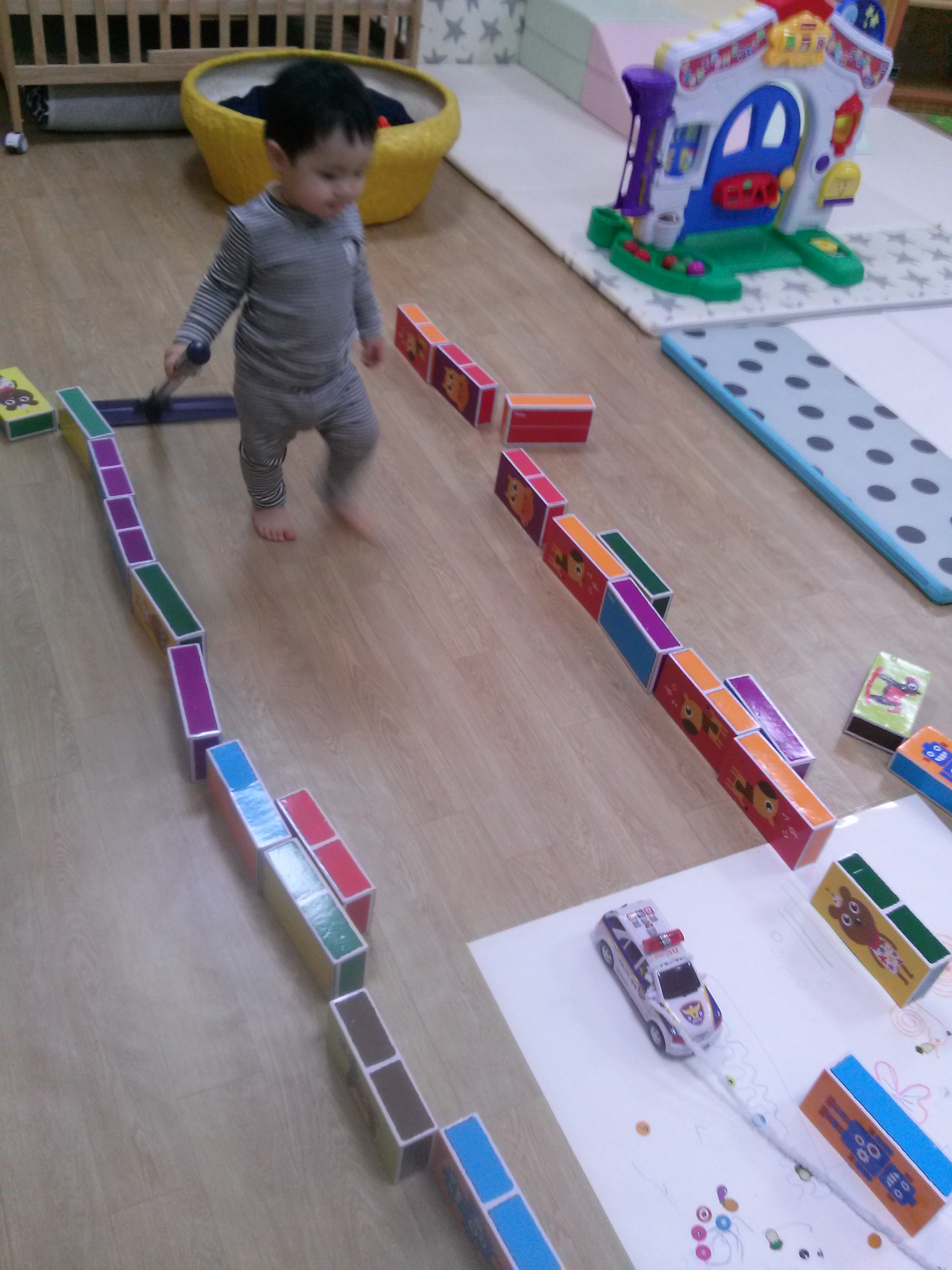 놀잇감을 움직이며 놀이해요.(야간시간제보육)