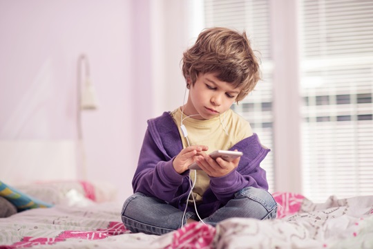 스마트폰 사용하는 영유아 잠 덜 잔다