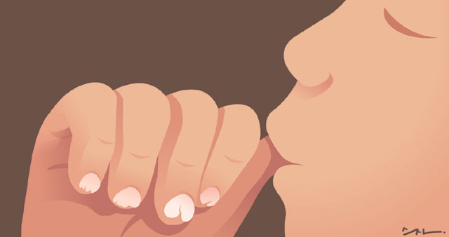 손톱 물어뜯는 아이